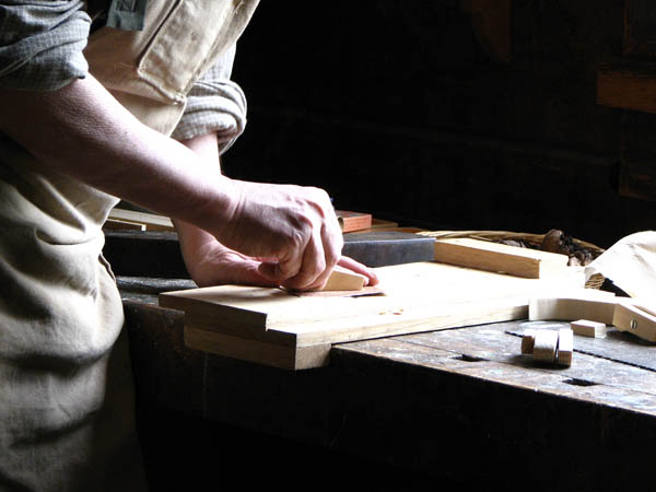 Ofrecemos un servicio de <strong>carpintería  de madera y ebanistería en Fuenlabrada de los Montes</strong> adaptado a las necesidades del <strong>cliente</strong>.